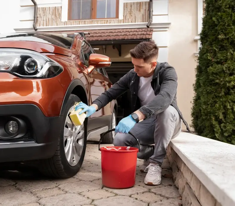 Lavage auto à domicile Les Gras : professionnel intervenant sur un véhicule